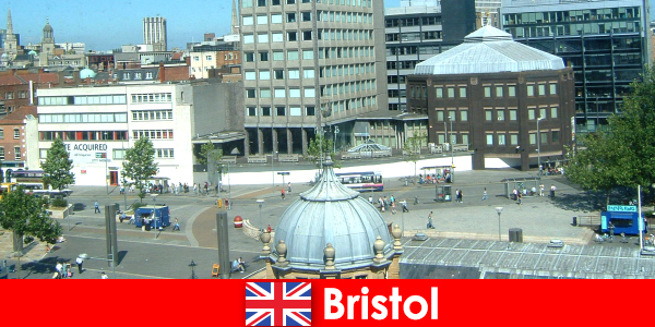 Seyahat tatilcileri için İngiltere’de Bristol şehrinde gezi