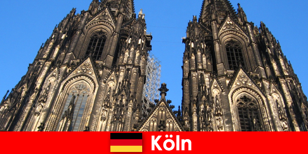 Çocuklu Alman aile tatilcileri Köln şehrine seyahat etmeyi sever