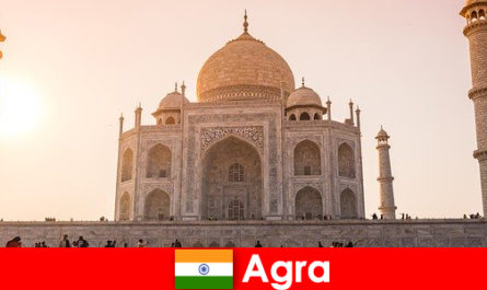 Agra Hindistan'da etkileyici saray kompleksleri tatilciler için bir seyahat ipucu