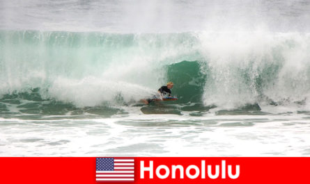 Ada cenneti Honolulu, hobi ve profesyonel sörfçüler için mükemmel dalgalar sunuyor