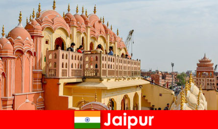 Etkileyici saraylar ve son moda, Hindistan'ın Jaipur kentinde turistler tarafından bulunabilir.