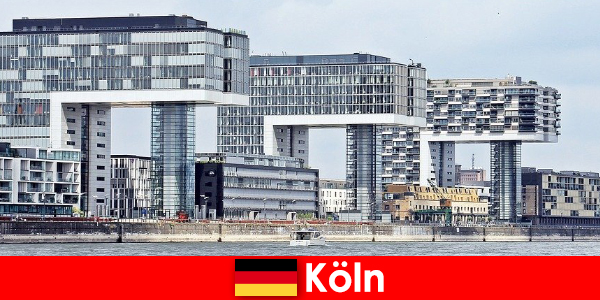 Köln’de heybetli yüksek binalar yabancıları şaşırtıyor