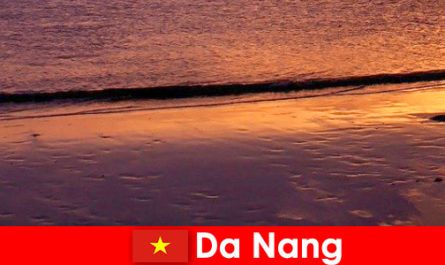 Da Nang, orta Vietnam'da bir sahil şehridir ve kumlu plajlarıyla ünlüdür.