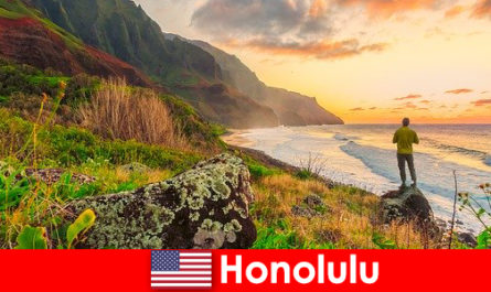 Honolulu, plajları, okyanusu, sağlıklı yaşam ve rahatlama tatilleri için gün batımı ile bilinir.