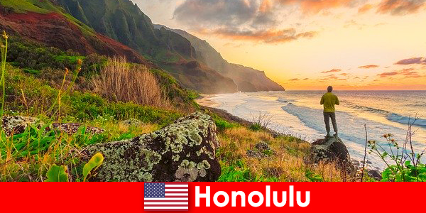 Honolulu, plajları, okyanusu, sağlıklı yaşam ve rahatlama tatilleri için gün batımı ile bilinir.