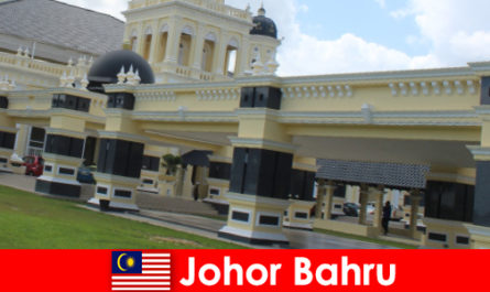 Johor Bahru limandaki şehir sadece eski camiye inananları değil turistleri de çekiyor