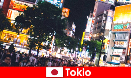 Titrek neon ışıklı şehirdeki tatilciler için Tokyo, mükemmel bir gece hayatı