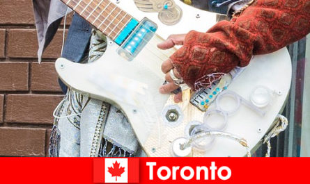 Yabancılar, tüm kültürlerin müzik sahnesine açık fikirli olduğu için Toronto'yu seviyor.