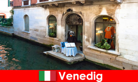 İtalya'nın eski Venedik kentinde alışveriş yapan turistler için saf seyahat deneyimi