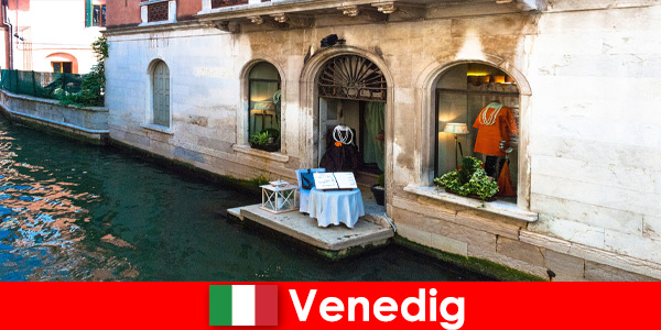 İtalya’nın eski Venedik kentinde alışveriş yapan turistler için saf seyahat deneyimi