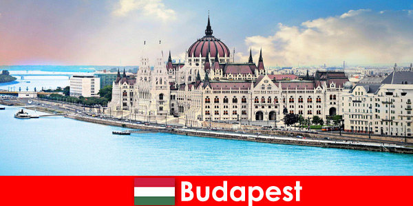 Turistler için birçok turistik yer ile Budapeşte güzel şehir