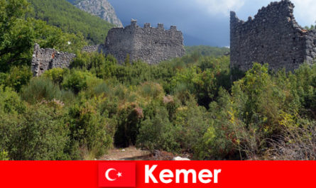 Kaşifler için Kemer Türkiye'deki antik kalıntılara çalışma gezisi