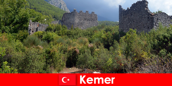 Kaşifler için Kemer Türkiye’deki antik kalıntılara çalışma gezisi