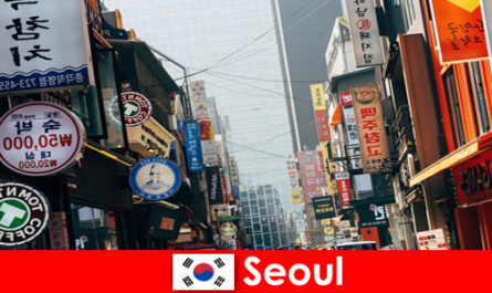 Kore'de Seul, gece turistleri için heyecan verici ışıklar ve reklamlar şehri