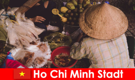 Yabancılar Ho Chi Minh City Vietnam'daki çeşitli yiyecek tezgahlarını deniyor