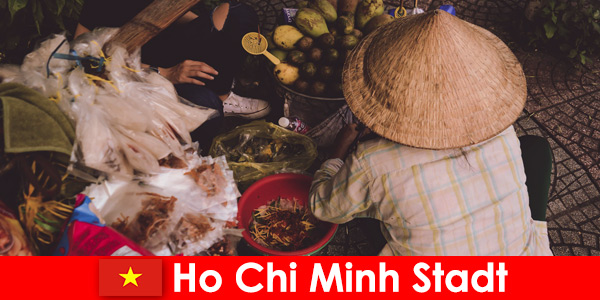 Yabancılar Ho Chi Minh City Vietnam’daki çeşitli yiyecek tezgahlarını deniyor