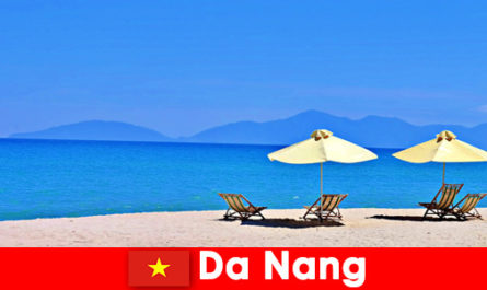 Paket turistler Da Nang Vietnam'daki masmavi plajlarda rahatlıyor