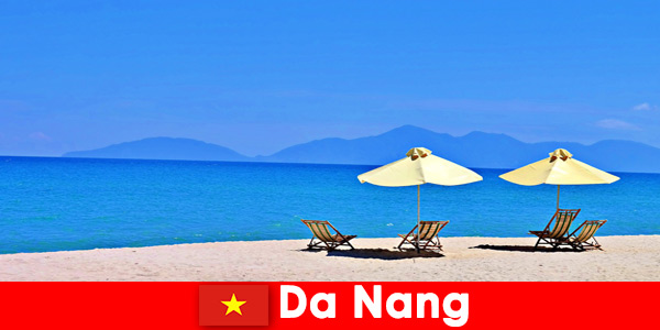 Paket turistler Da Nang Vietnam’daki masmavi plajlarda rahatlıyor