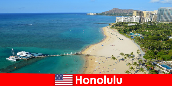 Deniz kenarındaki dinlenme turistleri için tipik bir destinasyon Honolulu Amerika Birleşik Devletleri’dir.