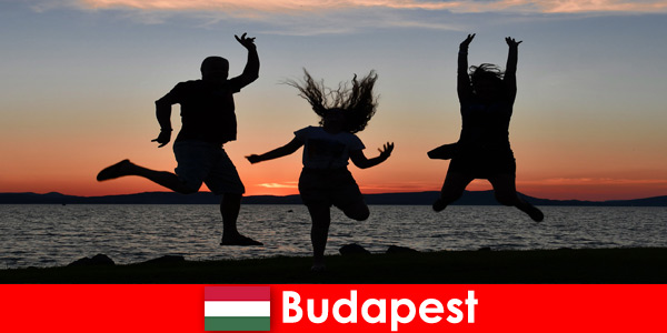 Bar ve kulüplerde müzik ve ucuz içecekler ile genç parti turistleri için Budapeşte Macaristan