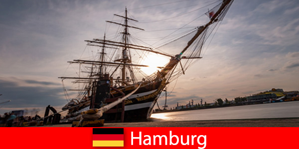 Almanya Hamburg limanında seyahat eden gurmeler için balık pazarına iniş