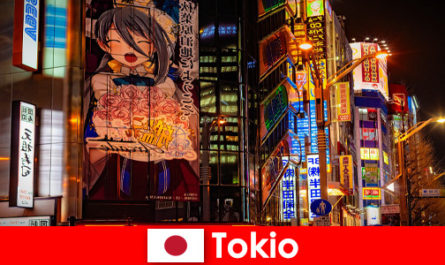 Tokyo'daki genç turistler için Japon manga dünyasına dalın