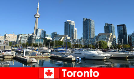 Kanada'daki Toronto, şehir turistleri arasında çok popüler olan deniz kenarında modern bir metropoldür.