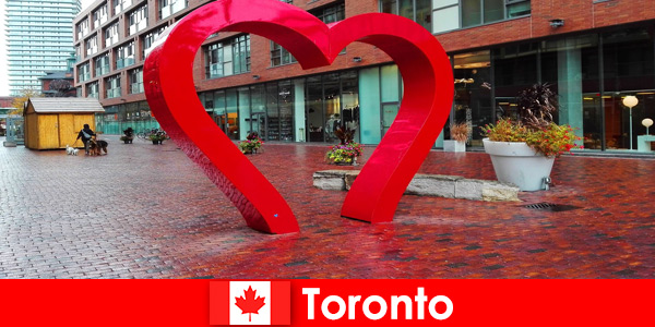 Renkli bir şehir olarak Toronto Kanada, yabancı ziyaretçiler tarafından çok kültürlü bir metropol olarak deneyimlenmektedir.