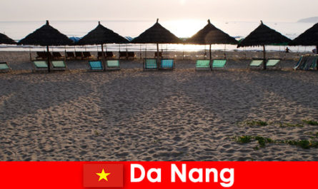Da Nang Vietnam'da tatilciler için güzel kumlu plajlarda lüks tatil köyleri