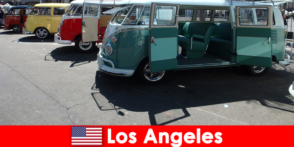 Yabancılar Los Angeles Amerika Birleşik Devletleri’nde gezi için ucuz araba kiralıyor