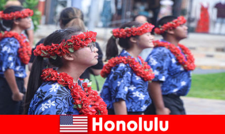 Yabancı konuklar Honolulu Amerika Birleşik Devletleri'ndeki yerel sakinlerle kültürel alışverişi seviyor