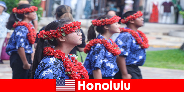 Yabancı konuklar Honolulu Amerika Birleşik Devletleri’ndeki yerel sakinlerle kültürel alışverişi seviyor