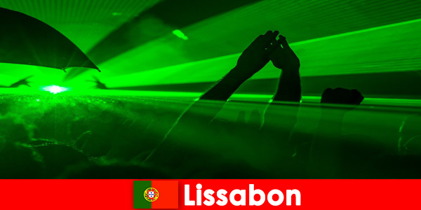 Lizbon Portekiz genç parti turistler için sahilde popüler disko geceleri