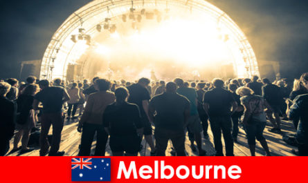 Yabancılar her yıl Melbourne Avustralya'daki ücretsiz açık hava konserlerine katılıyor