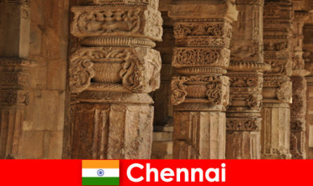 Yabancılar muhteşem renkli tapınakları görmek için Chennai Hindistan'ı ziyaret ediyor