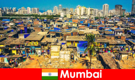 Mumbai Hindistan'da gezginler bu harika şehrin zıtlıklarını deneyimliyor