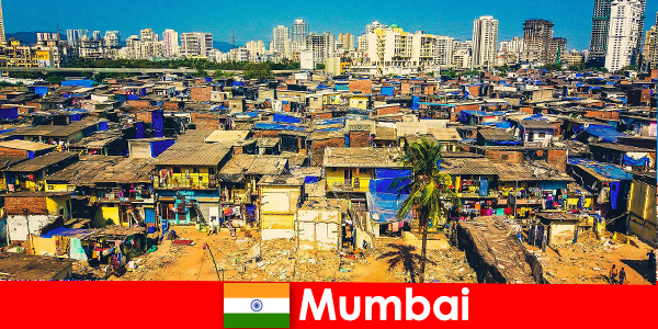 Mumbai Hindistan’da gezginler bu harika şehrin zıtlıklarını deneyimliyor