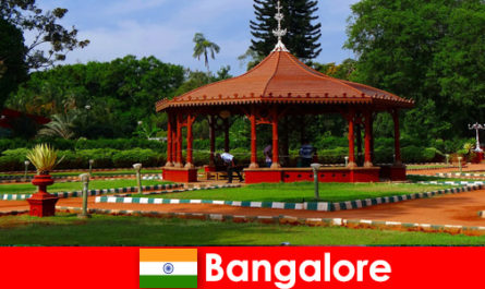 Yurtdışından gelen turistler, Bangalore Hindistan'da harika tekne gezileri ve harika bahçeler bekleyebilirler.