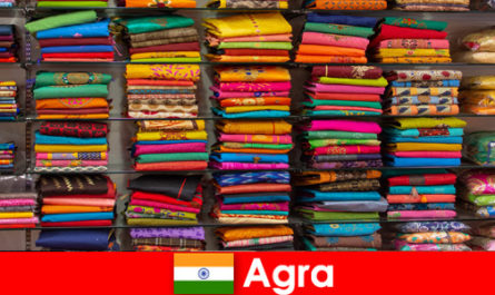 Yurtdışından tur grupları Agra Hindistan'da ucuz ipek kumaş satın alıyor