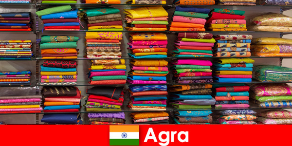 Yurtdışından tur grupları Agra Hindistan’da ucuz ipek kumaş satın alıyor