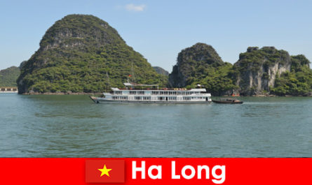 Tur grupları için çok günlük yolculuklar Ha Long Vietnam'da çok popüler
