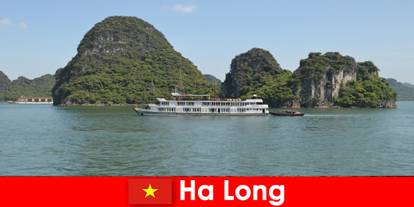 Tur grupları için çok günlük yolculuklar Ha Long Vietnam’da çok popüler