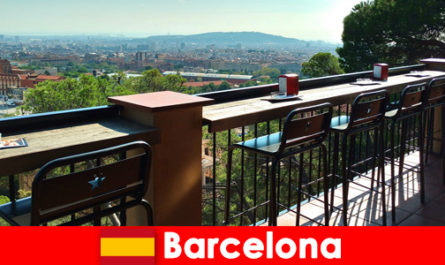 Barlar, restoranlar ve sanat ortamıyla Barselona İspanya ziyaretçileri için saf büyük şehir havası