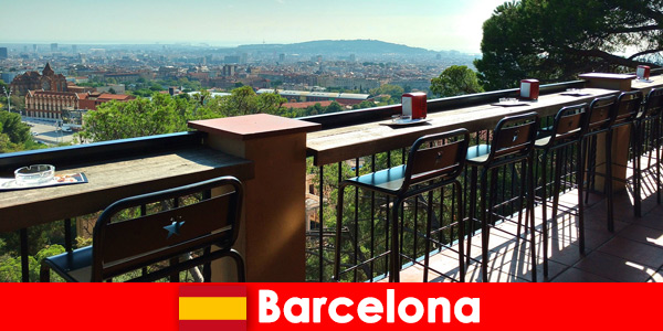 Barlar, restoranlar ve sanat ortamıyla Barselona İspanya ziyaretçileri için saf büyük şehir havası