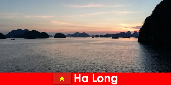 Stresli yabancı turistler için Ha Long Vietnam’da mükemmel bir tatil