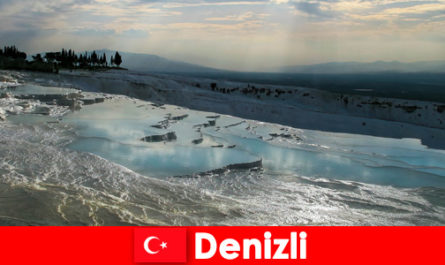 Denizli Türkiye'nin şifalı kaplıcalarında turistler için kaplıca tatili