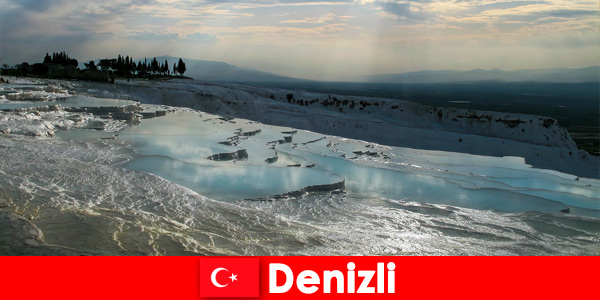 Denizli Türkiye’nin şifalı kaplıcalarında turistler için kaplıca tatili