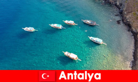 Turistler tatil için güneşin son zamanını Antalya Türkiye'de kullanıyor