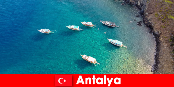 Turistler tatil için güneşin son zamanını Antalya Türkiye’de kullanıyor
