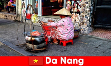 Yabancılar kendilerini Da Nang Vietnam'ın sokak mutfağı dünyasına kaptırıyor